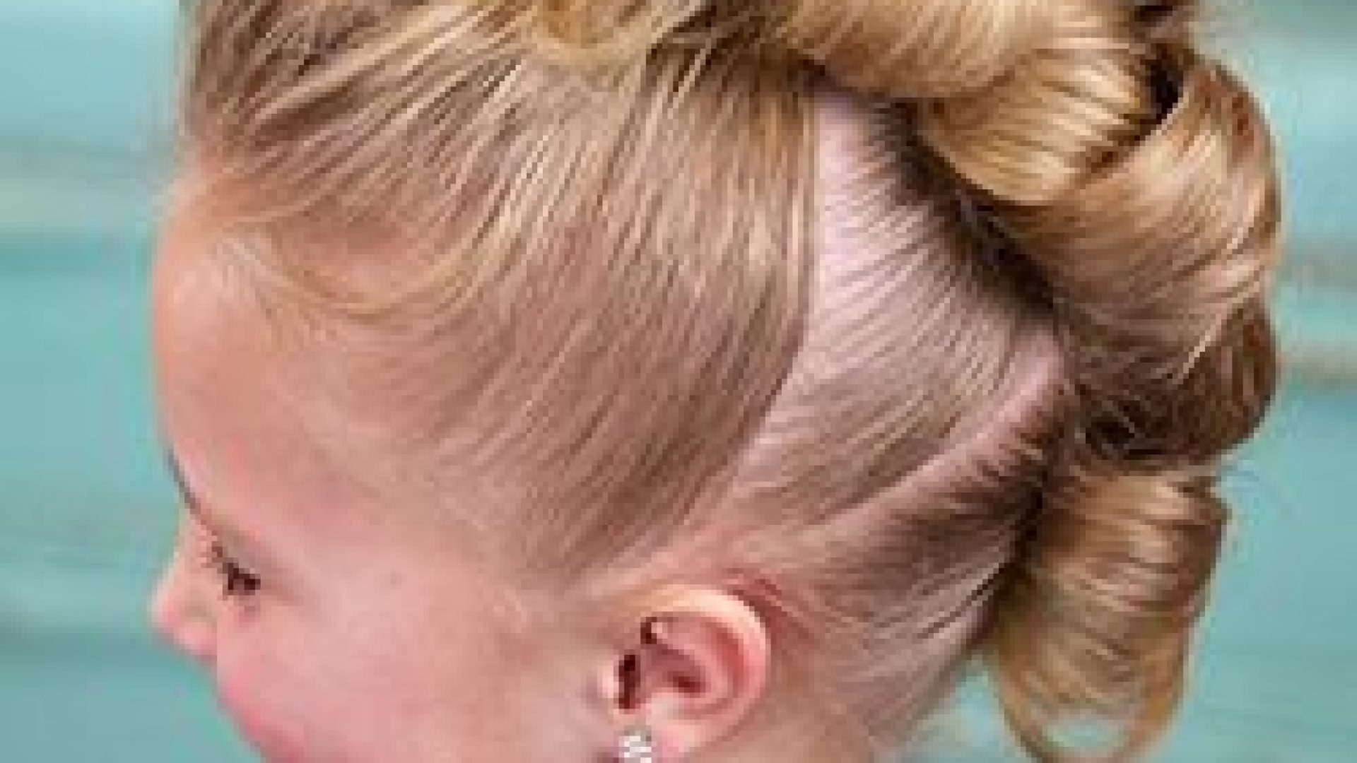 The Cutest 3-Minute Flower Bun Hawk